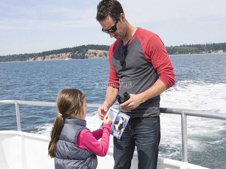 Niña paseando en un barco /tb_Paseo en barco con ninos.jpg